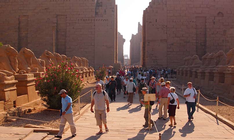 Viele Touristen besuchen in der beliebten Reisezeit Frühjahr/Herbst den Tempel von Karnak