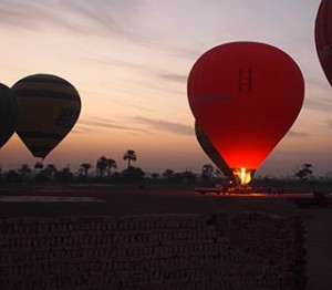 Heißluftballon Hatschpsut-Tempel