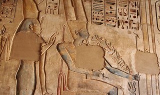 Der Gott Amun-Re mit Blumen