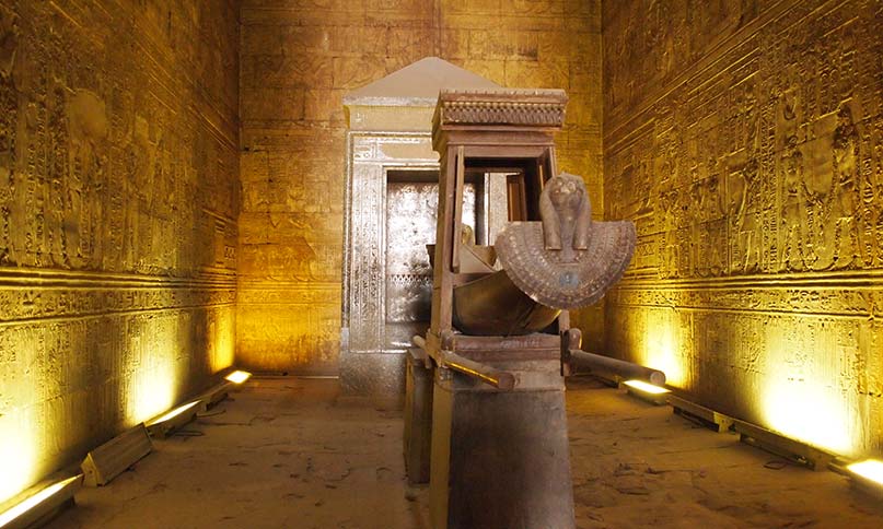 Die Horusbarke im Tempel von Edfu