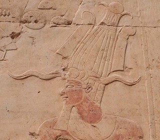 Die Atef-Krone eines Pharaos an der Außenwand des Tempels von Deir el-Bahari