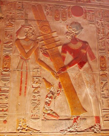 Der Djed-Pfeiler, ein Symbol für Stabilität und Dauer, galt als Wirbelsäule des Osiris. Hier richtet Pharao Sethos I. zusammen mit der Göttin Isis den Pfeiler auf. Das Aufrichten des Djed-Pfeilers galt Triumph Osiris gegen Seth. Tempel von Abydos, Neues Reich, 19. Dynastie