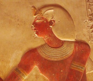 Sethos I. trägt in seinem Abydos-Tempel das Chat-Kopftuch