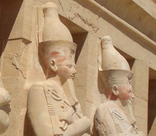 Die Doppelkrone trägt eine Statue der Königin Hatschepsut in ihrem Tempel in Deir el Bahari