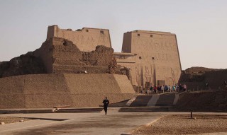Pylone und Umfassungsmauer des Horus-Tempels in Edfu