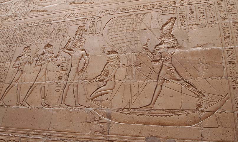 Szene aus dem Horus-Mythos im Tempel von Edfu