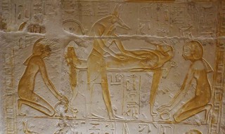 Isis und Nepthths vor der Bahre Osiris