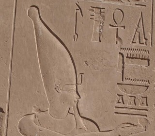 Thutmosis IV. mit der Krone Oberägyptens in seinem Peristylhof im Karnak-Tempel