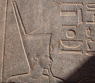 Pharao trägt die Rote Krone Unterägyptens (Rote Kapelle der Hatschepsut im Tempel von Karnak)