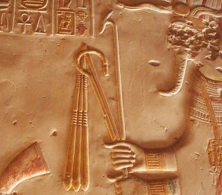 Hier trägt der Gott Osiris Krummstab, Wedel und Was-Zepter (Tempel von Abydos)