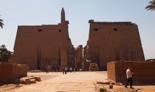 Außenfassade des Luxor-Tempels