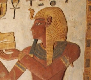 Ramses III. mit nemes im Karnak-Tempel