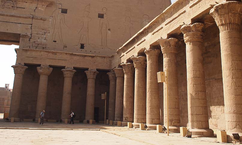 Peristyl des Horus-Tempels in Edfu
