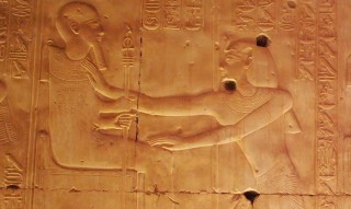 Pharao Sethos I. salbt Ptah im Tempel von Abydos