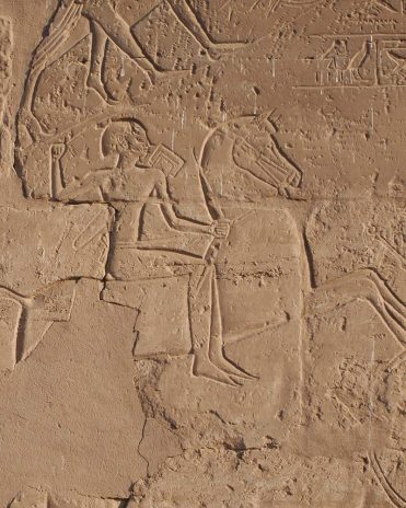 Eine der wenigen Darstellungen eines Reiters befindet sich an der Außenmauer des Luxor-Tempels. Die alten Ägypter bevorzugten den Streitwagen. Neues Reich, 19. Dynastie