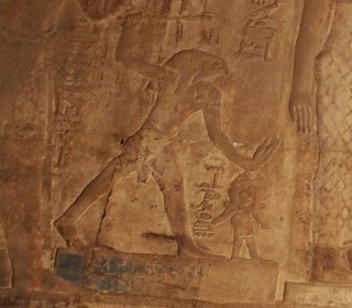 Horus erschlägt Seth, der hier als Esel abgebildet ist Tempel von Karnak