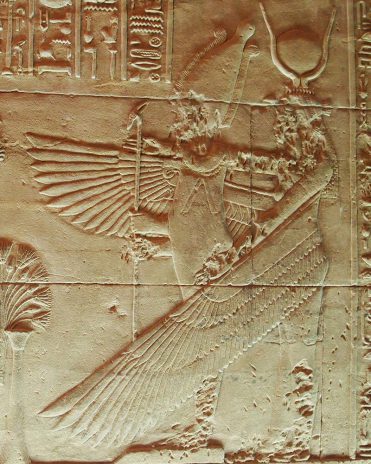 Die Göttin Isis schützt mit ihren Flügeln ihren Gemahl Osiris Tempel von Philae Griechisch-römische Zeit