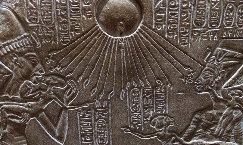 Der Gott Aton hält lebensspendene Ankh-Zeichen an die Nasen von Echnaton und seiner Familie Replik eines Hausschreins Original im Ägyptischen Museum Berlin