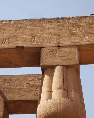 Im Luxor-Tempel sieht man an manchen Stellen noch den auf Echnatons Befehl hin ausgemeißtelten Namen Amuns