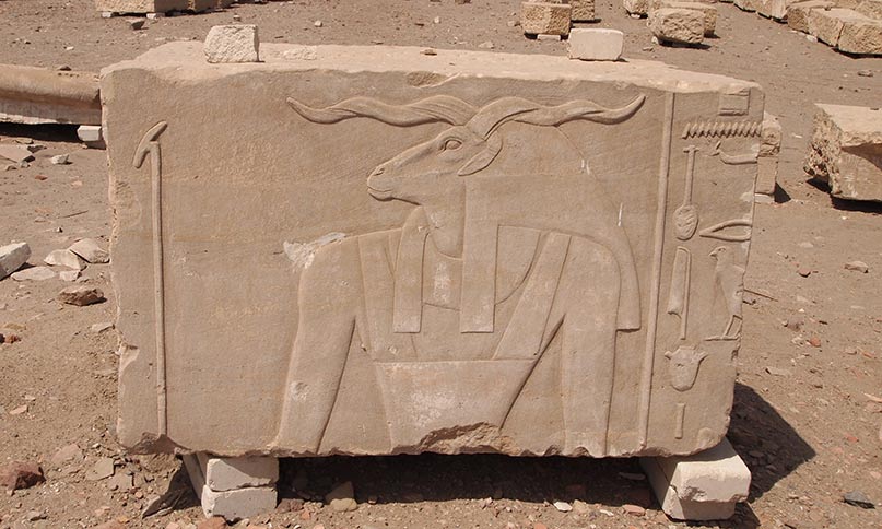 Der Gott Chnum mit geschwungenen Hörnern Tempel von Elephantine