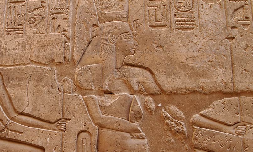 Die Göttin Mut mit Geierhaube und der Doppelten Krone Ober- und Unterägyptens (nicht im Bild) Luxor-Tempel Neues Reich, 19. Dynastie