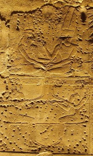 Selket (links) und Neith erheben den Gott Amun und die Königsmutter Mutemwia, die sich für die Zeugung des göttlichen Herrschers Amenophis III. vereinenTempel von Luxor, Neues Reich, 18. Dynastie