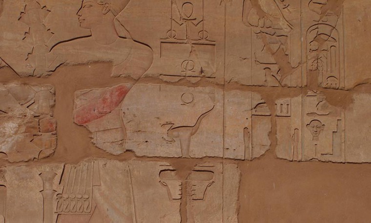 Der Selket-Skorpion als Schutzsymbol neben dem Pharao Thutmosis IV.Tempel von Karnak, Neues Reich, 18. Dynastie